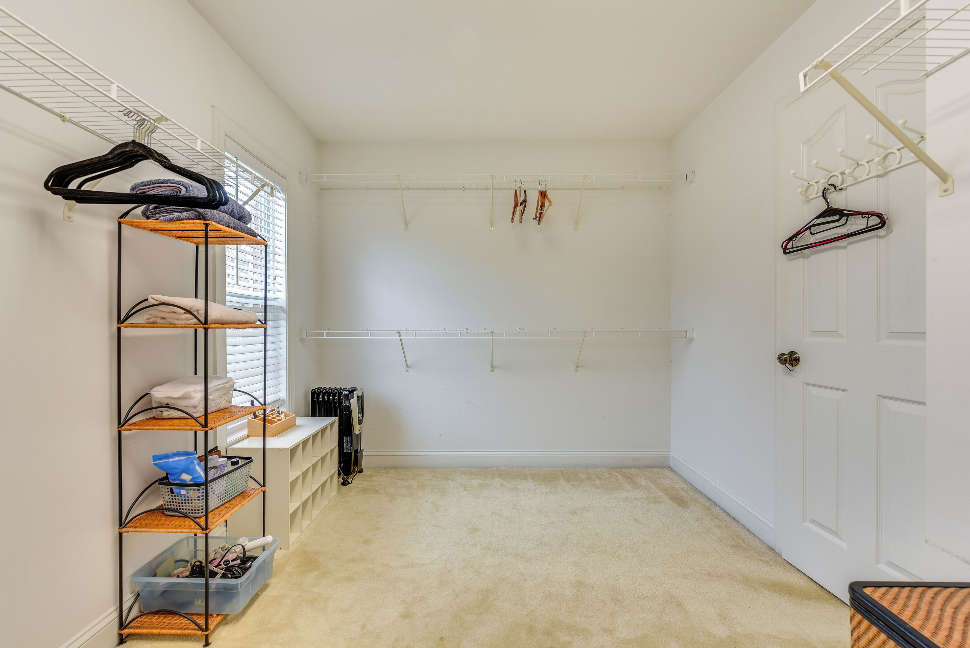 Ein schmaler Flur mit Schrank links, Heizkörper und Tür rechts.