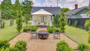 A backyard with a gazebo, a fire pit, and a covered seating area. - < 3 Mi to Dtwn: Modern Cottage in Greenville! (Greenville)