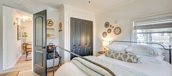 < 3 Mi to Dtwn: Modern Cottage in Greenville!