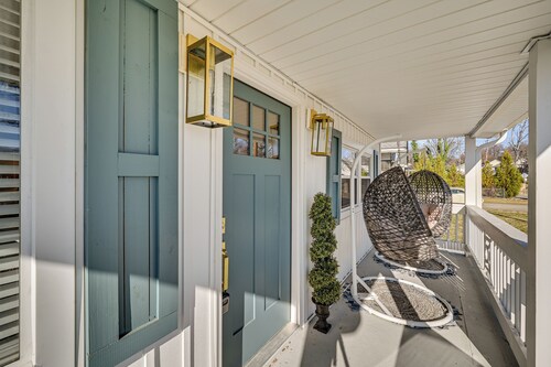 < 3 Mi to Dtwn: Modern Cottage in Greenville!