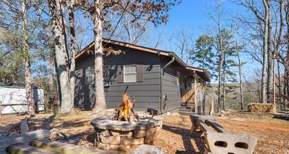 New! Bring Pets! Firepit*Fishing*Games*Sleeps 5!