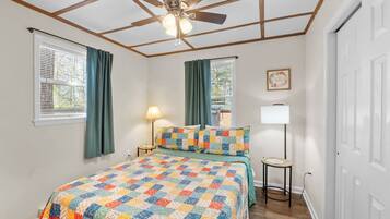 2 bedrooms, desk, free WiFi, bed sheets