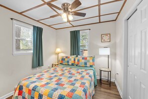 2 bedrooms, desk, free WiFi, bed sheets - New! Bring Pets! Firepit*Fishing*Games*Sleeps 5! (Sevierville)