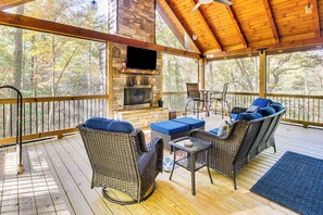 Interior - Hot Tub & Creek View at Cabin: 6 Mi to Ellijay! (Ellijay)