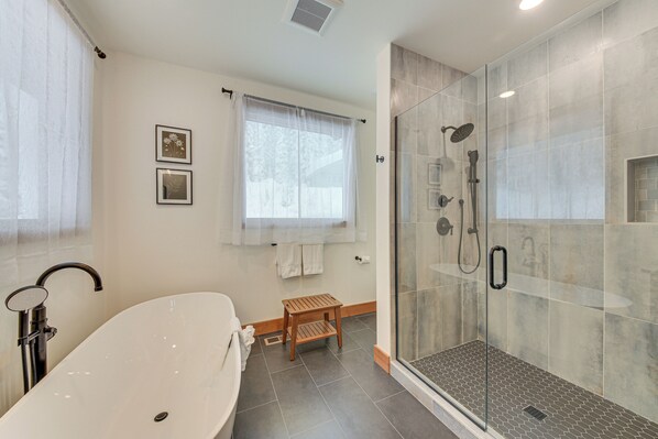 A modern bathroom with a freestanding bathtub, a glass-enclosed shower, and a small wooden stool. - Stunning View! Peaceful & Modern Schweitzer Chalet (Sandpoint)