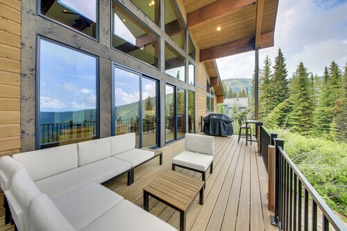 Ski-in/ski-out Schweitzer Mtn Gem: Steps From Runs