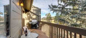 Cozy Flagstaff Condo in Country Club Community!