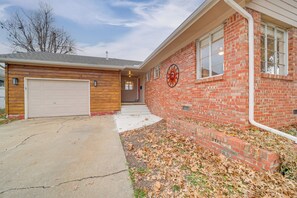 House (3 Bedrooms) | Interior - 6 Mi to Dtwn: Dog-friendly Home w/ Yard in Tulsa (Tulsa)