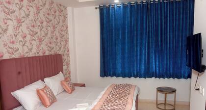 Entire cozy 2 BHK apartment with AC, WiFi ,Park facing in Lajpat nagar New Delhi