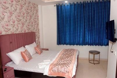 Entire cozy 2 BHK apartment with AC, WiFi ,Park facing in Lajpat nagar New Delhi