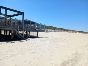 Playa en los alrededores y camastros 