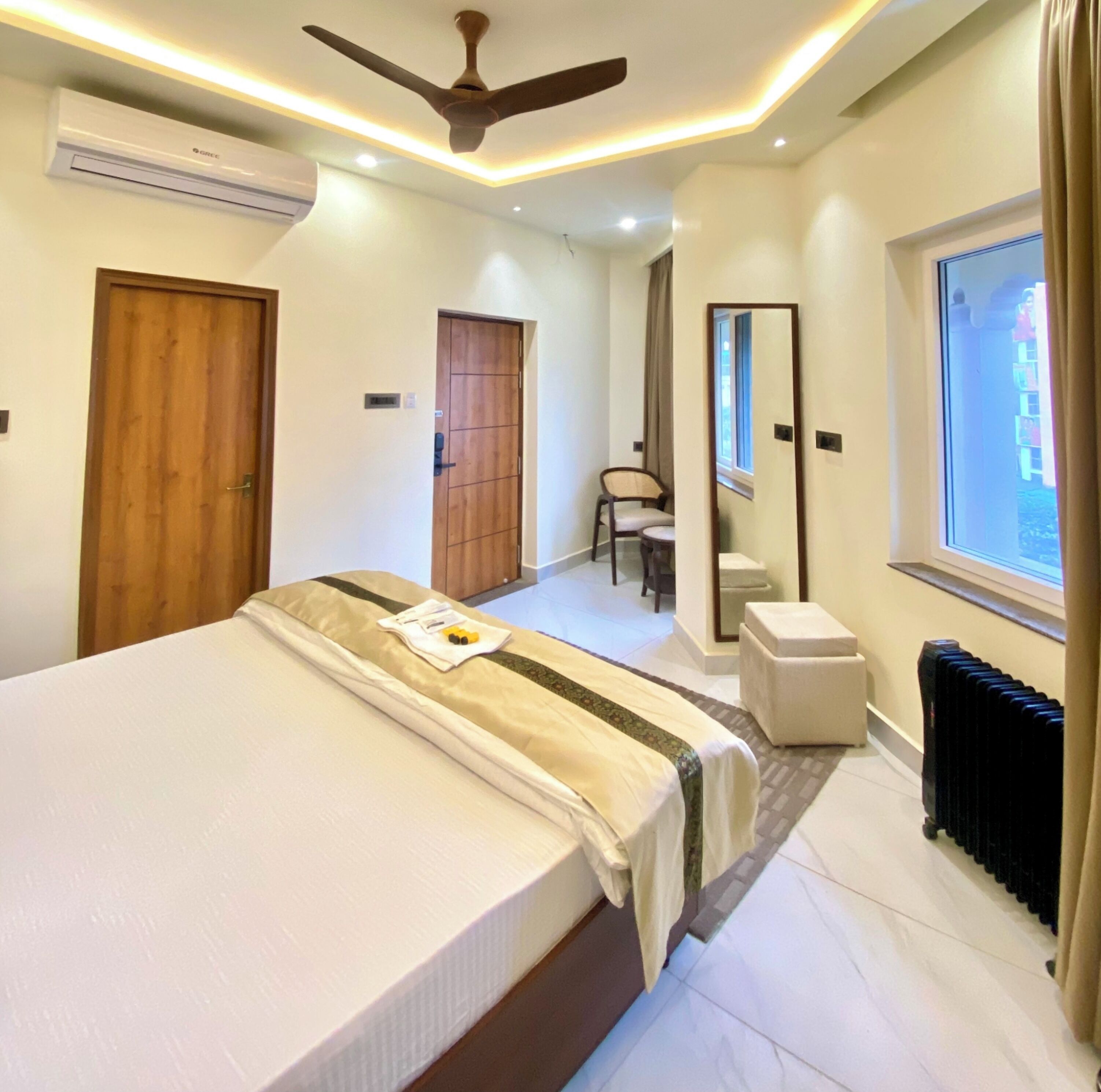Quarto casal executivo, 1 cama King, ar-condicionado, vista para a cidade | Camas com colchões de espuma com sistema de memória