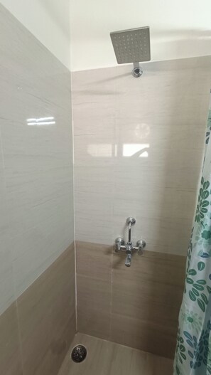 Bathroom - Hare Krishna Stays (Varanasi)