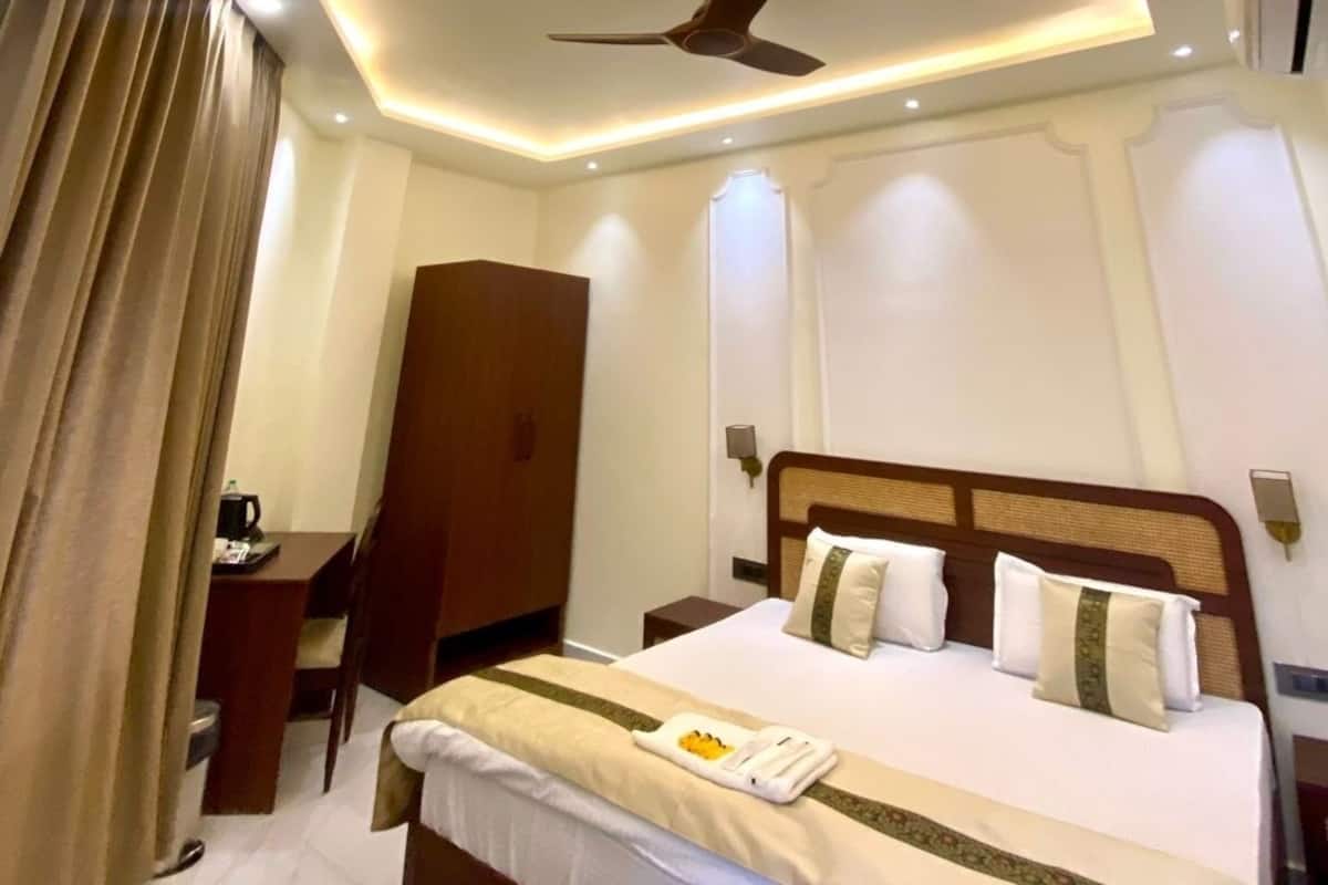 Executive Double Room, 1 King Bed, Air conditioning, City View | Memory-foam beds, laptop workspace, free WiFi