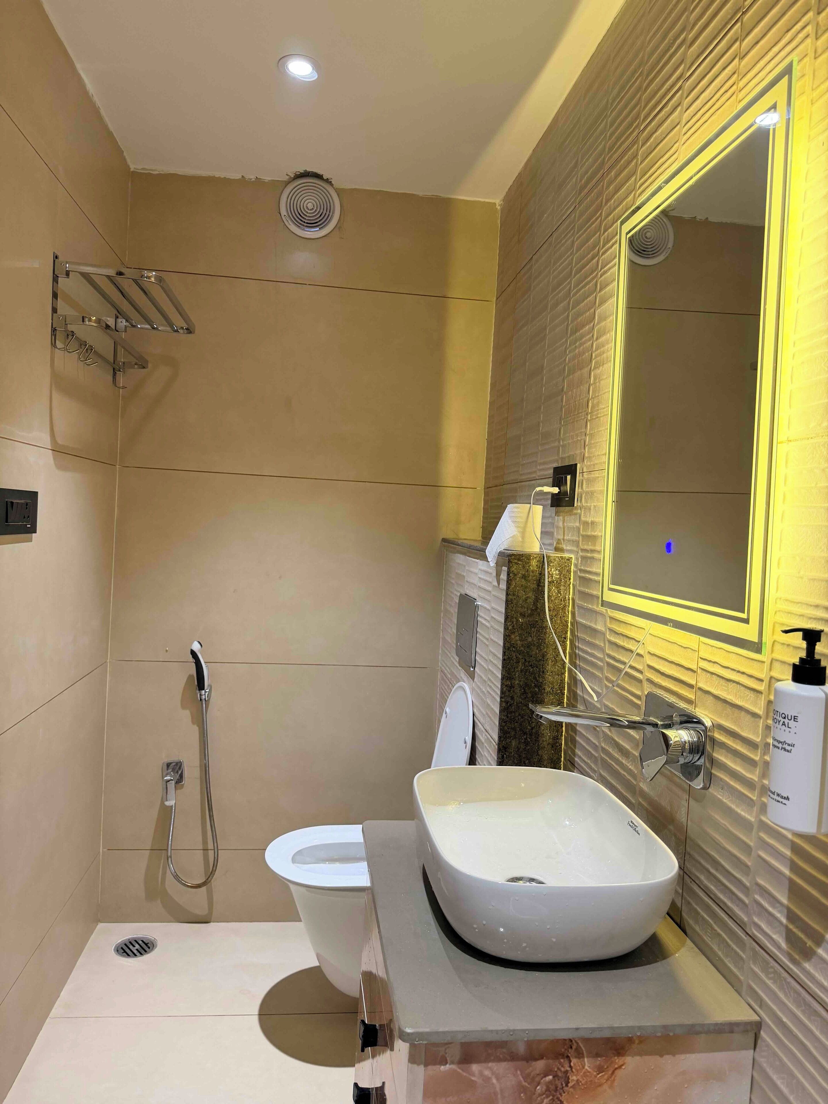 Shower, free toiletries, slippers, bidet