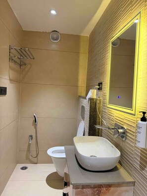 Shower, free toiletries, slippers, bidet - Hare Krishna Stays (Varanasi)