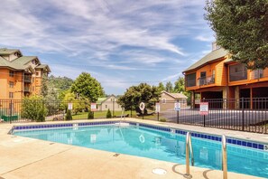Pool - Downtown Gatlinburg Village~3Bed~3Bath~Sleeps 8~ (Gatlinburg)
