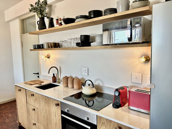 雪櫃、微波爐、焗爐、爐具