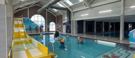 Innendørsbasseng og et oppvarmet basseng