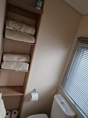 Een douche, een haardroger, zeep, shampoo