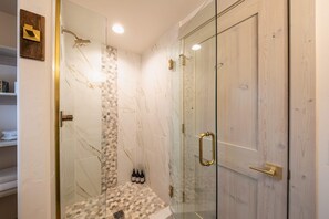 Een douche, een haardroger, handdoeken