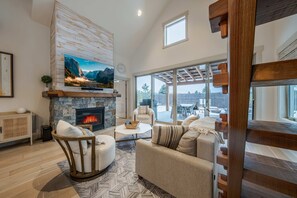 TV, fireplace, stereo - Wilderness Club Golfer's Cottage w/ Hot Tub! (Eureka)