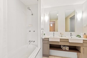 House | 1 bedroom, Internet - Mountain Panorama-9 Pools Gym BBQ (Westcourt)