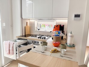 Réfrigérateur, micro-ondes, four, plaque de cuisson