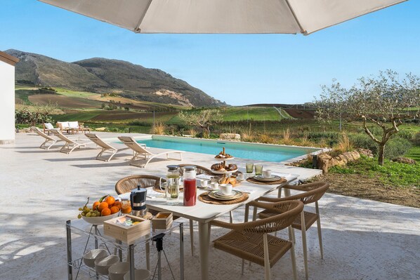 Outdoor dining - Country villa with pool in Buseto Palizzolo (Buseto Palizzolo)