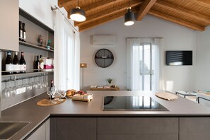 Kjøleskap, mikrobølgeovn, ovn og kokeplater