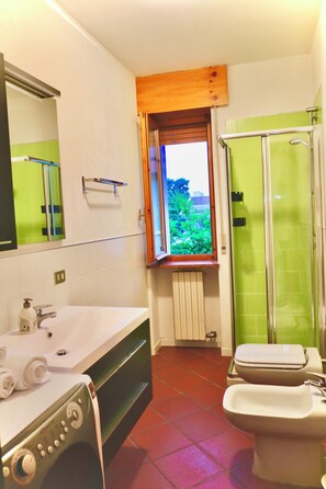 Dusch, hårtork, bidé och handdukar