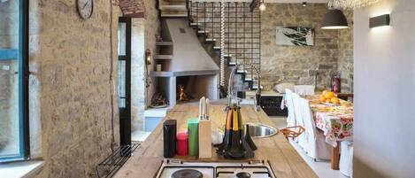 Kylskåp, ugn, spishäll och diskmaskin