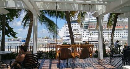 Hyatt Sunset Harbor 1-bedroom suite w/AC, WiFi, Pool, Walk to Duval & Mallory