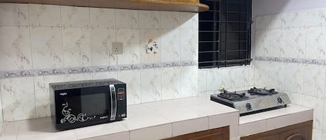 冰箱、微波炉、烤箱、炉灶
