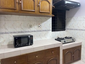 Kjøleskap, mikrobølgeovn, ovn og kokeplater