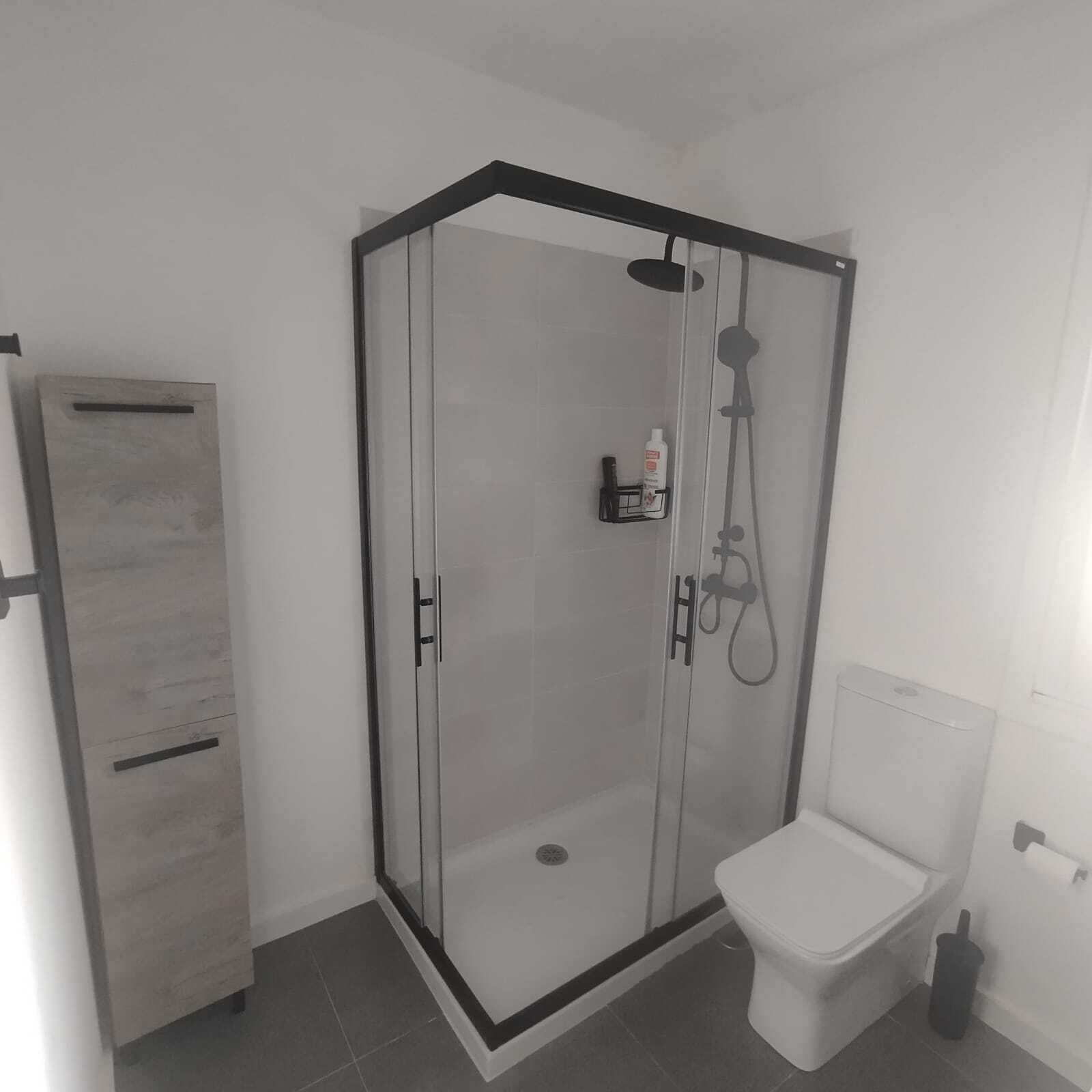 Dusche, Haartrockner, Handtücher, Seife