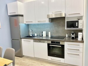 Fridge, microwave, oven, stovetop - Charming, Fun, 3-Suite Apartment in Vibrant Budapest (Budapest)