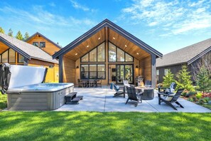 Outdoor dining - Family-Friendly Stay | 1PM Check-In & Out, More Time Together (Cle Elum)
