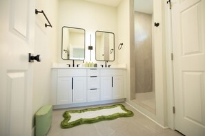 Dusche, Handtücher, Seife, Toilettenpapier