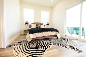 4 bedrooms, WiFi, bed sheets - The Tigers Den w/ Hot Tub Oasis & Near Ocean! (St. Petersburg)
