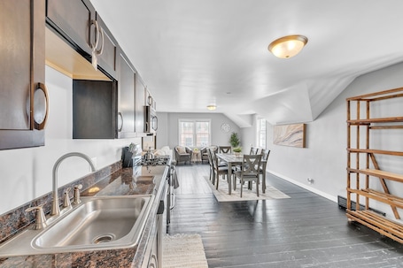 House, 3 Bedrooms | Private kitchen | Fridge, oven, coffee/tea maker