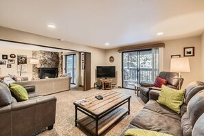 Appart'hôtel, 2 chambres | Coin séjour | TV connectée