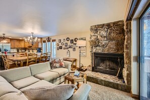 Appart'hôtel, 2 chambres | Coin séjour | TV connectée