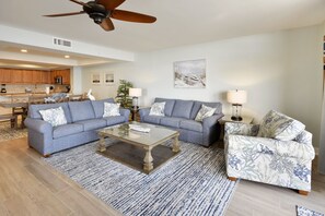 Condo, 5 chambres | Aire de séjour | Téléviseur connecté