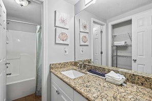 Condo, 1 chambre | Salle de bain | Séchoir à cheveux, serviettes fournies