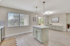 Interior - Pompano Beach Bungalow for 5! (Pompano Beach)