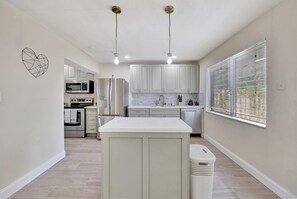 Fridge, microwave, oven, stovetop - Pompano Beach Bungalow for 5! (Pompano Beach)