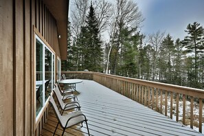 Terrace/patio - Lakefront Cabin with Dock, Kayaks, and Stunning Views on Quiet Teal Lake (Hayward)