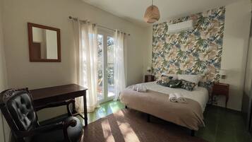 5 bedrooms, desk, iron/ironing board, travel crib