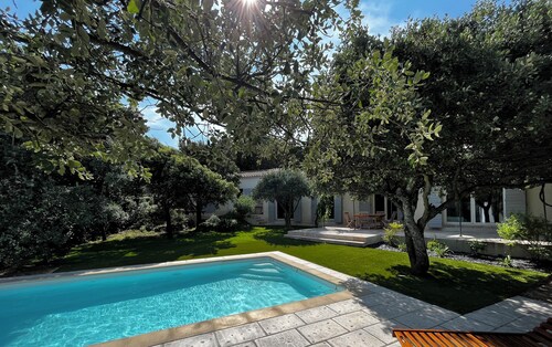Candau Villa, a green haven with a wooded garden and a pool, 5min from Avignon